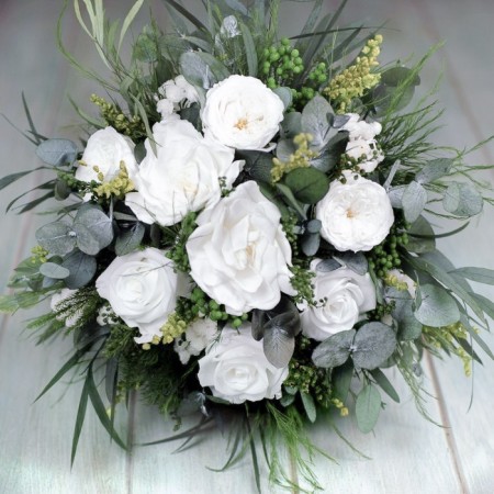 Vista superior de ramo de novia con rosas blancas preservadas.